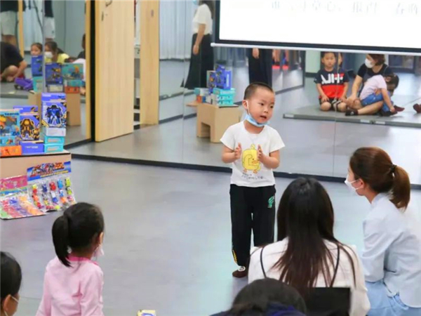 孩子挑战背诵古诗《游子吟》