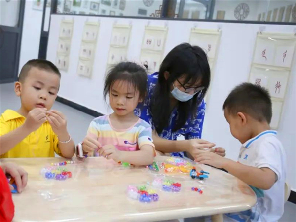 孩子手工给母亲做的串珠礼物