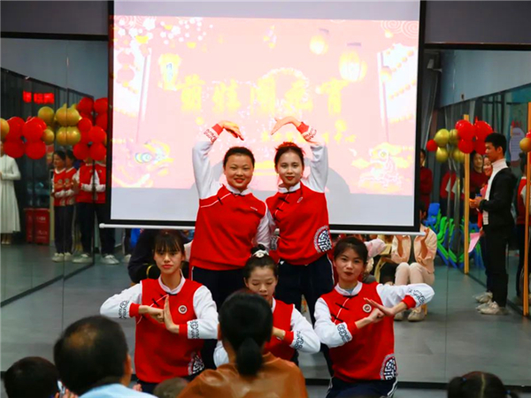 托育老师舞蹈表演