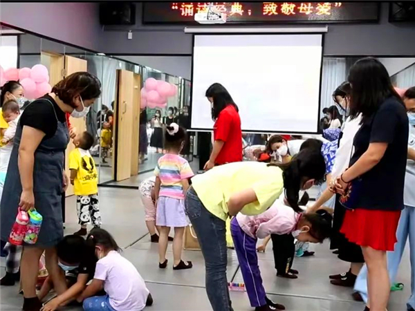 孩子感恩母亲鞠躬致谢