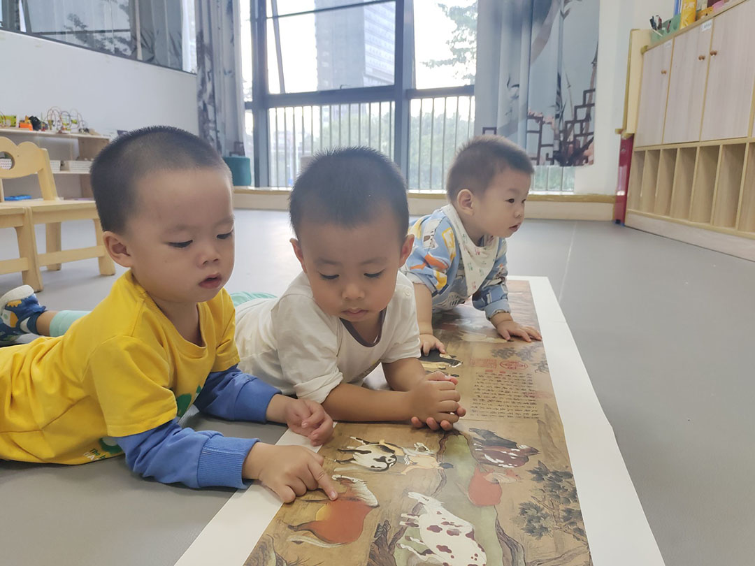 全托寄宿的孩子们欣赏字画
