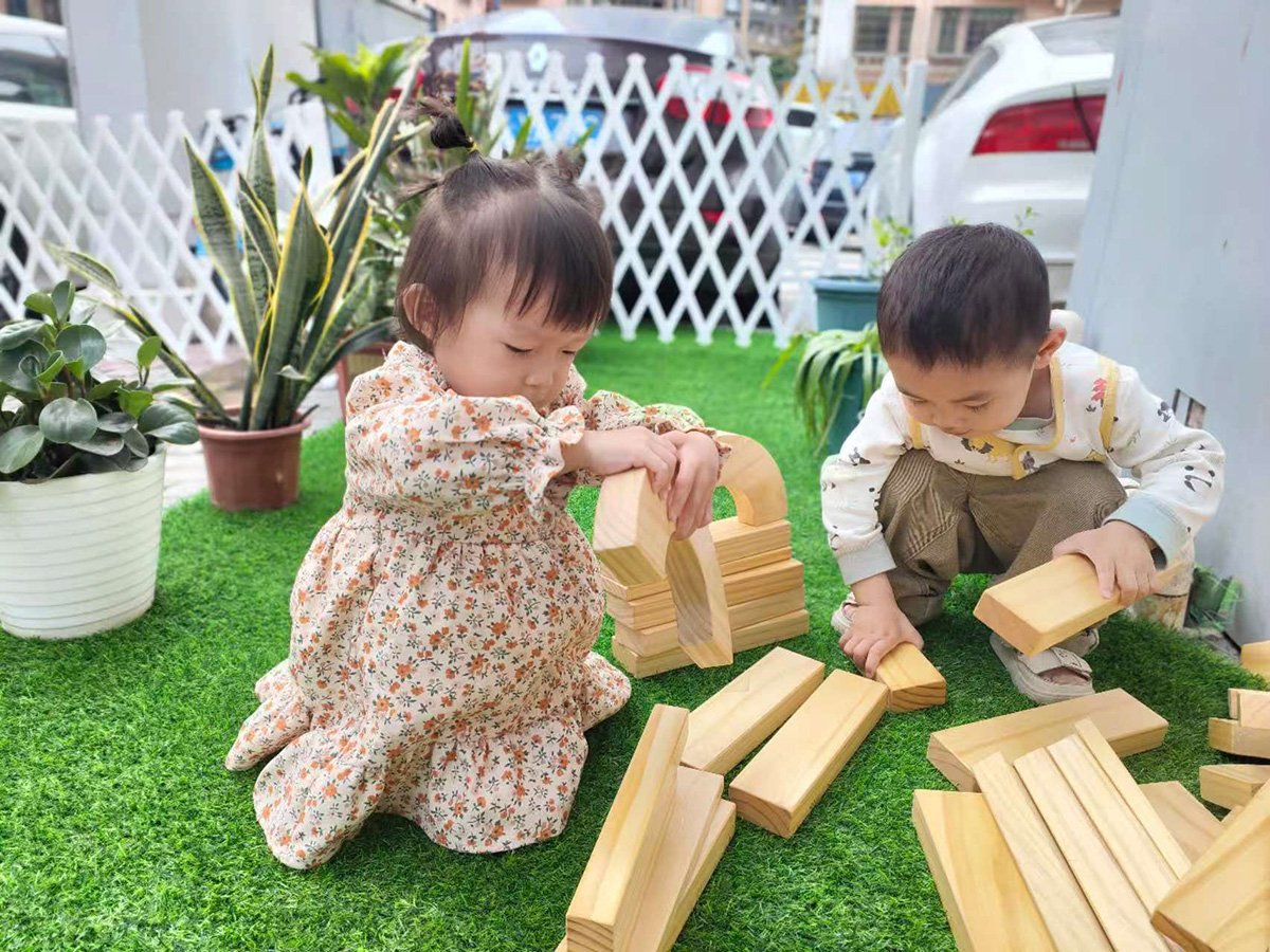 玩积木的娃 玩积木的娃